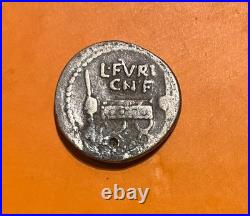 Denier Furii Lucius Furius Brocchus, III VIR BROCCHI / L. FVRI CN. F argent TTB